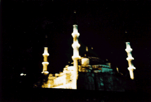 die blaue Moschee bei Nacht